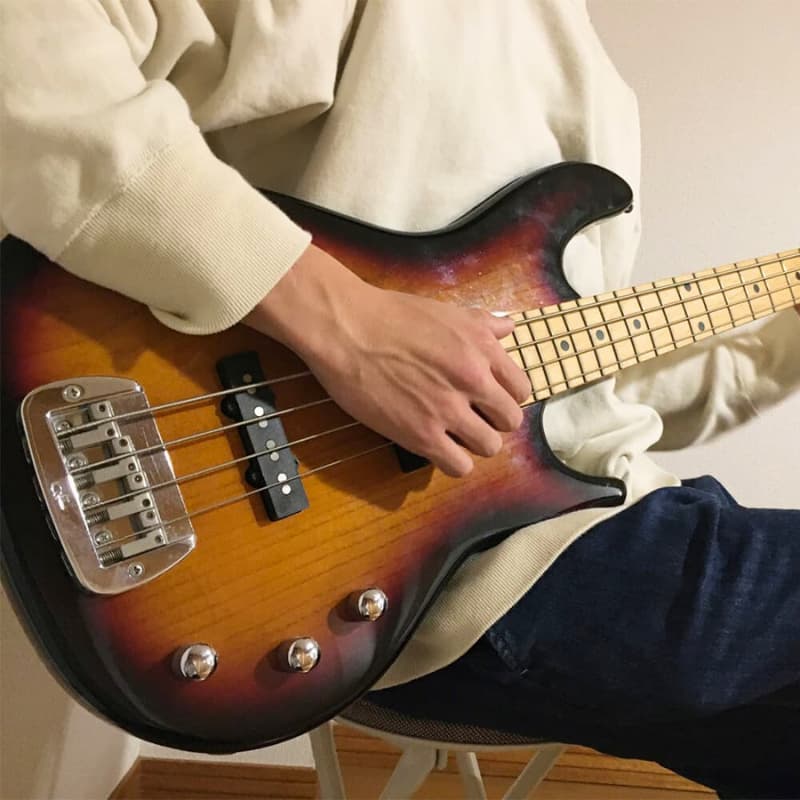 ベースギターの画像